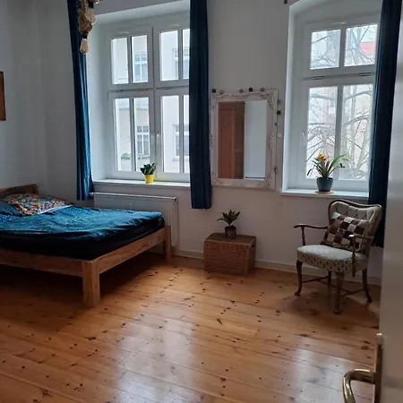 Sonnige Und Ruhige Altbauwohnung In Friedrichshain *